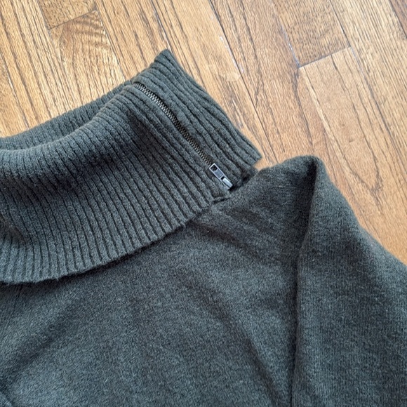 ✨ ADRIENNE VITTADINI Forest Green Cowl Neck Sweater – Size Small – EUC ✨ - Picture 2 of 4
